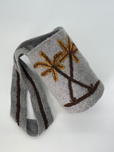 Embroidered Palm 21 x 20