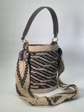 Arhuaca Mediana Premium Cuero 25x25