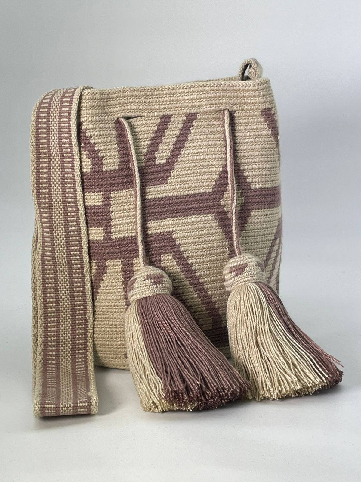 Wayuu Medium Exclusive Design 22 x 21