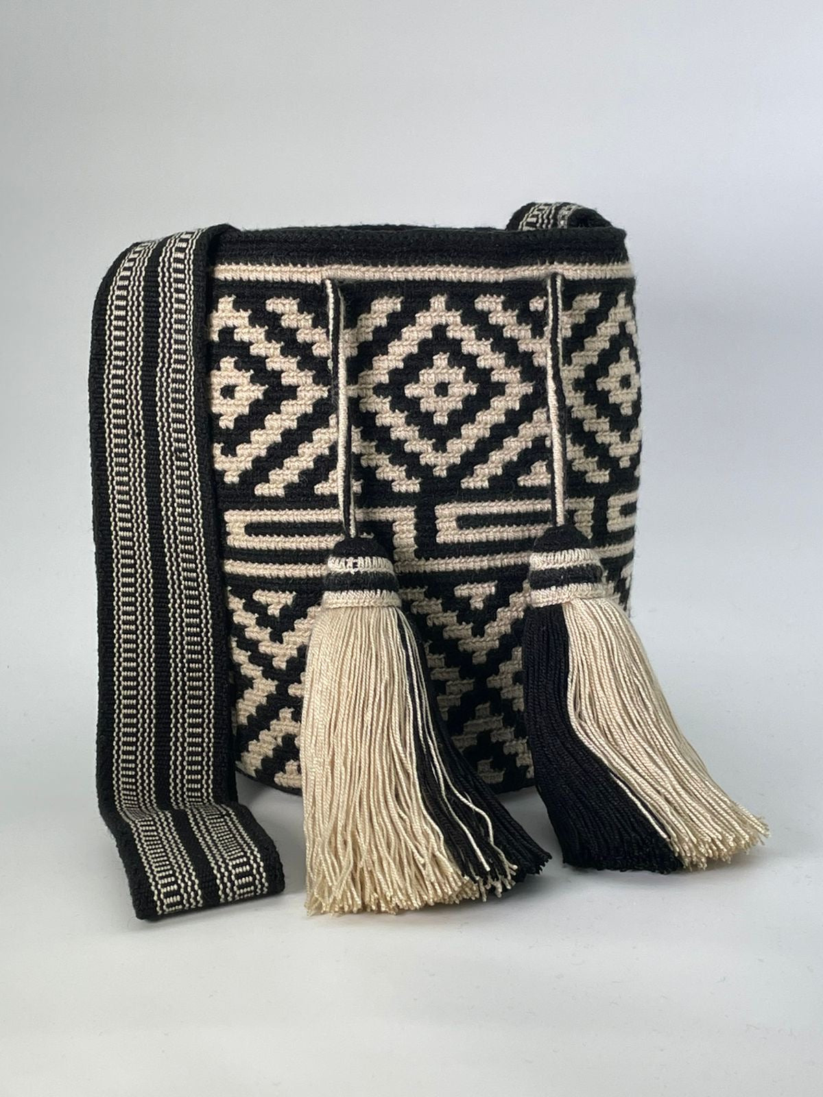 Wayuu Medium Exclusive Design 22 x 21
