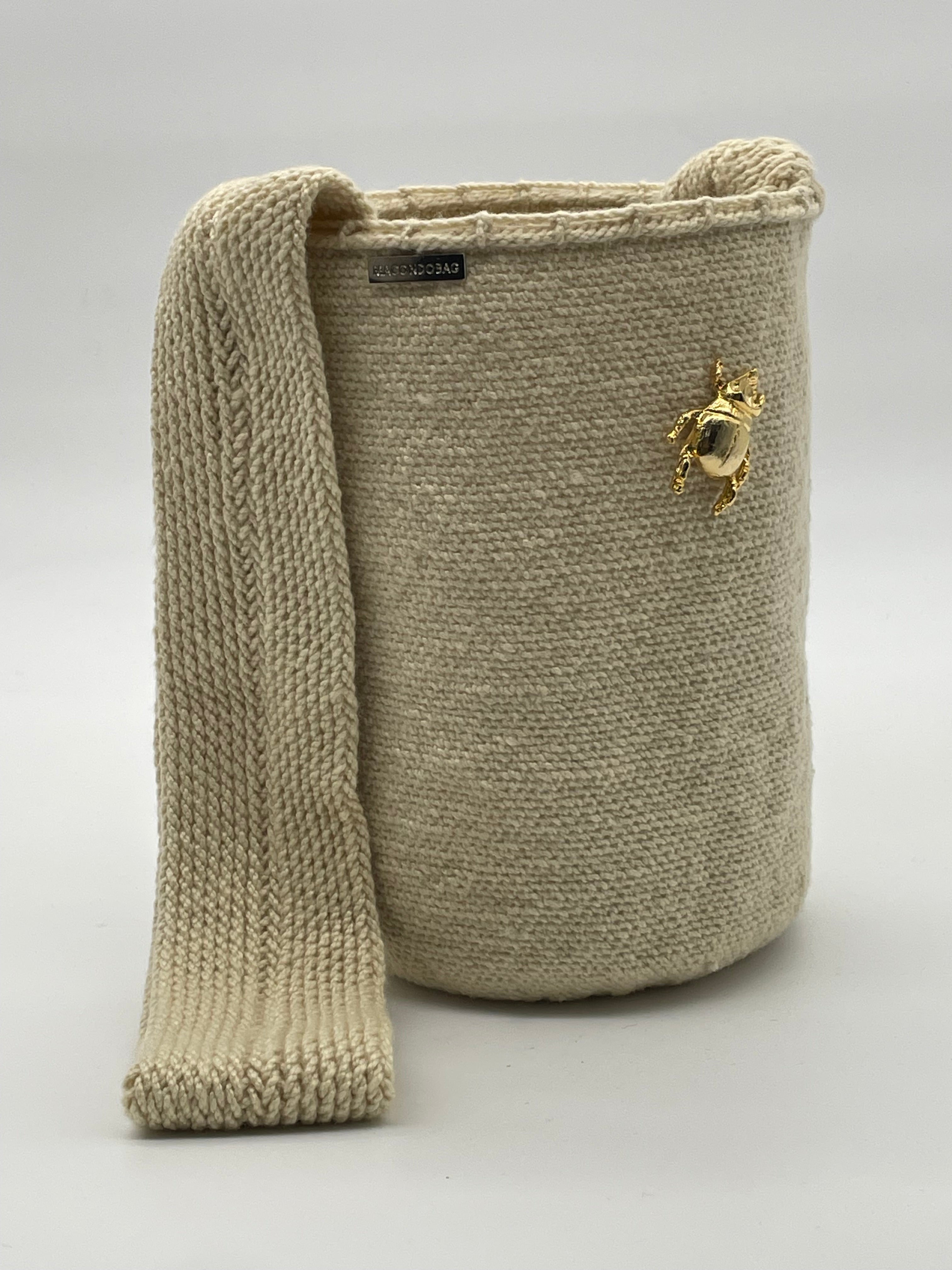 Exclusive Prendedor Unicolor Beige Pequeña 22 x 18