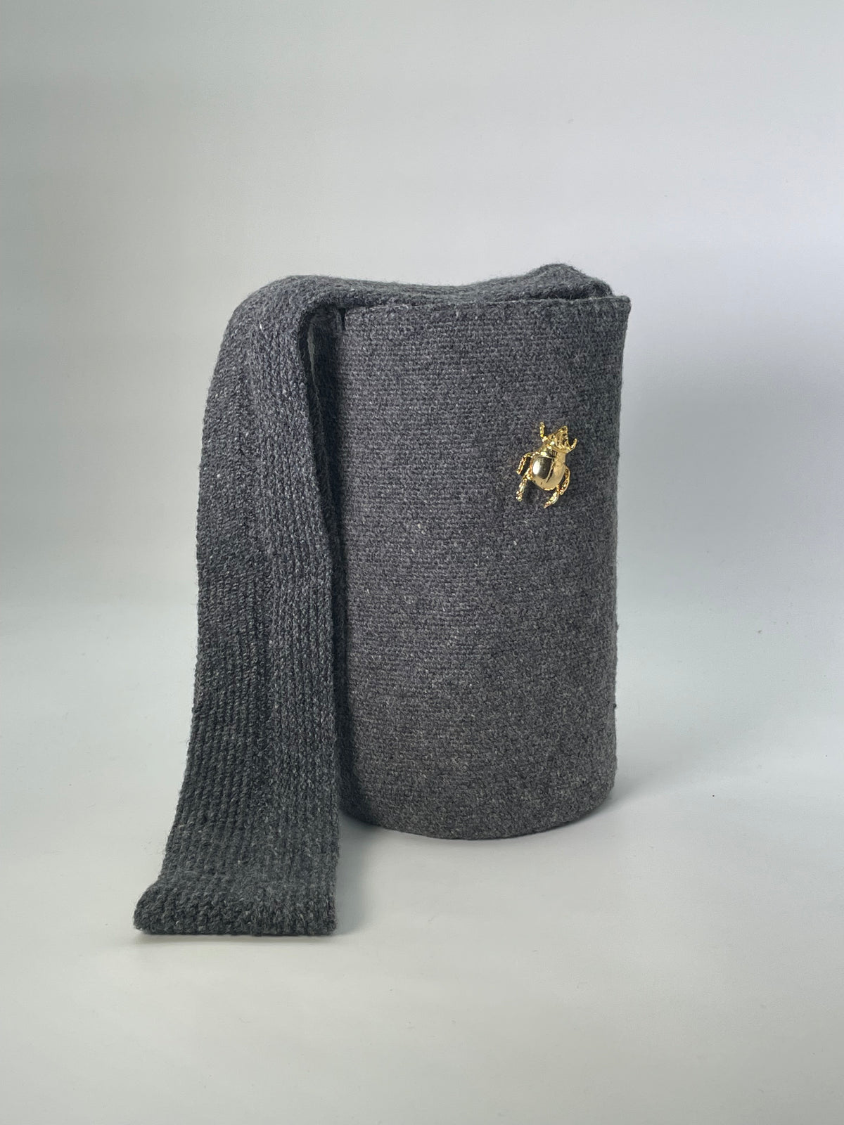 Exclusive Prendedor Unicolor Gris oscuro Mediana 27 x 24