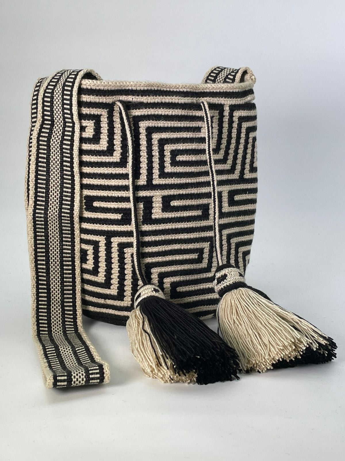 Wayuu Medium Exclusive Design 22 x 21