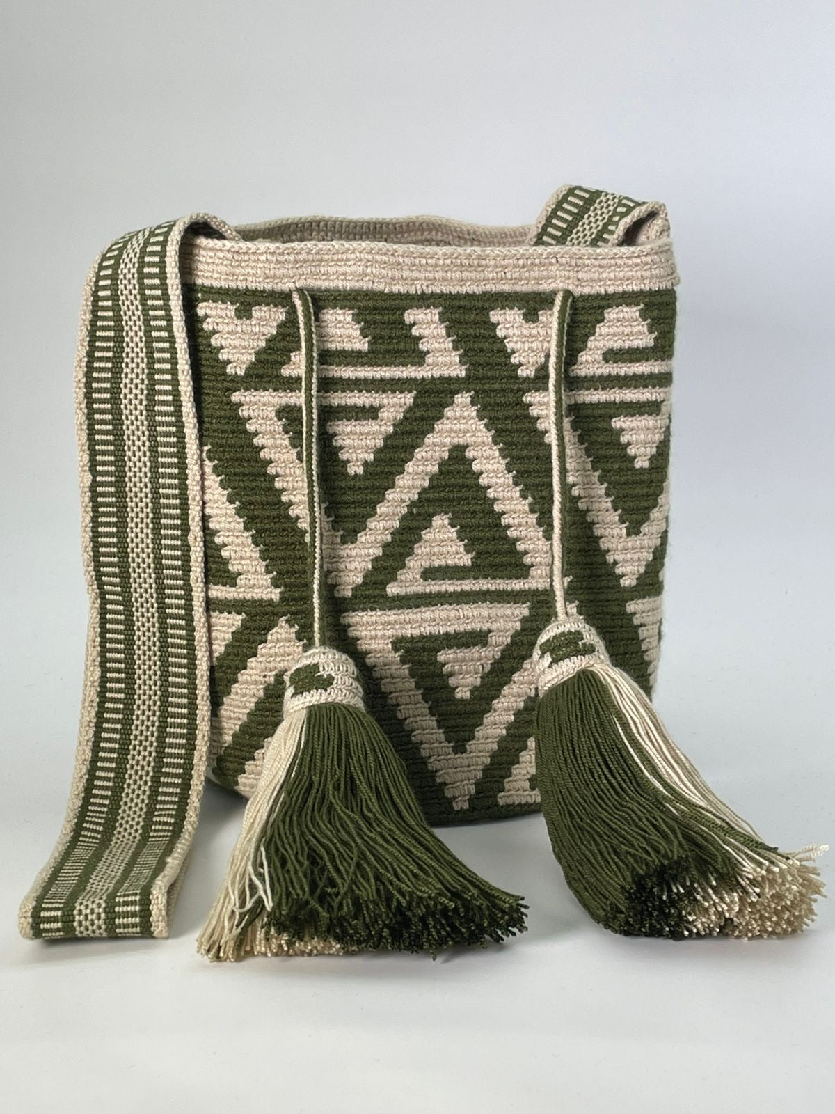 Wayuu Medium Exclusive Design 22 x 21