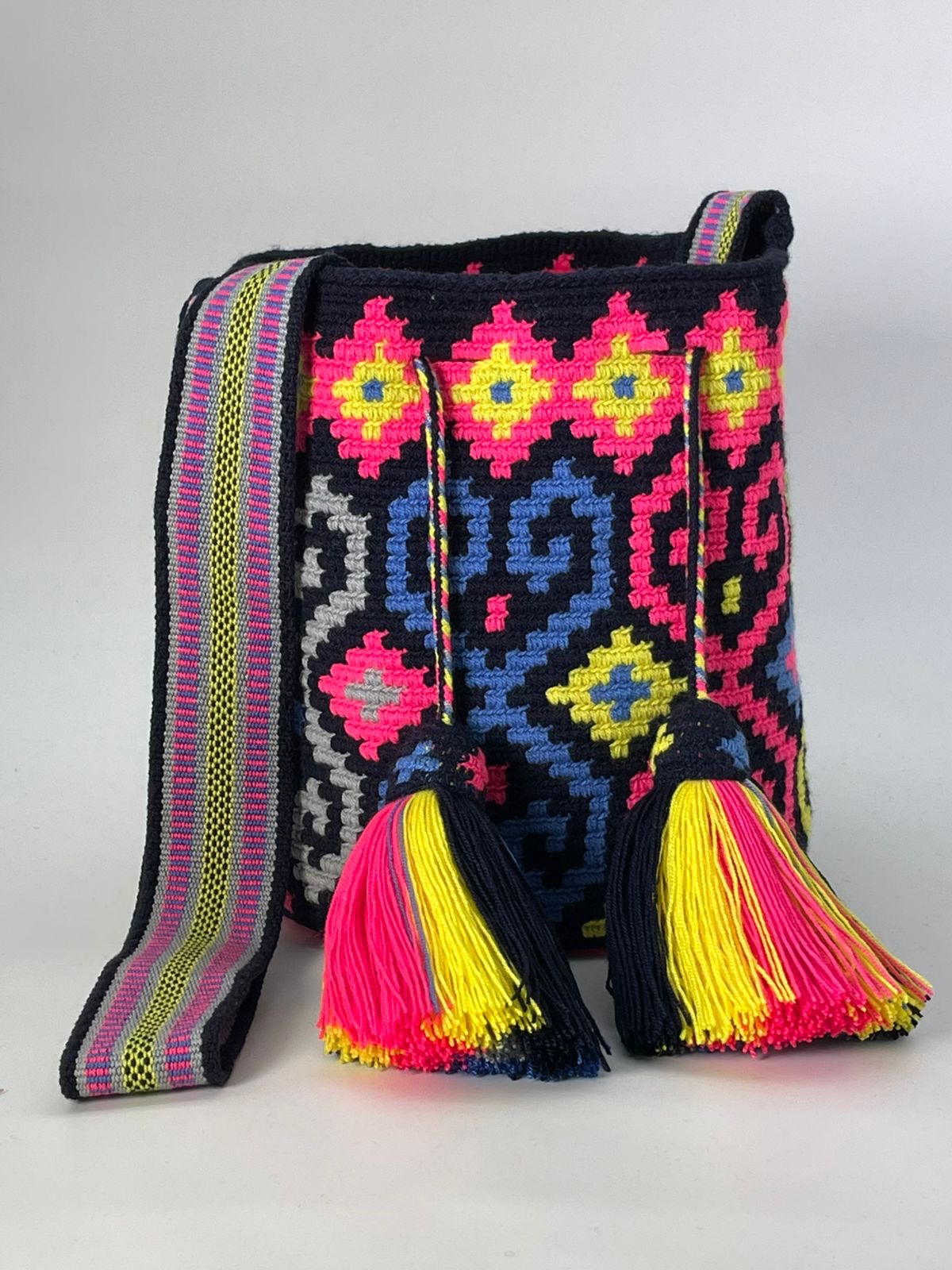 Wayuu Medium Exclusive Design 22 x 21