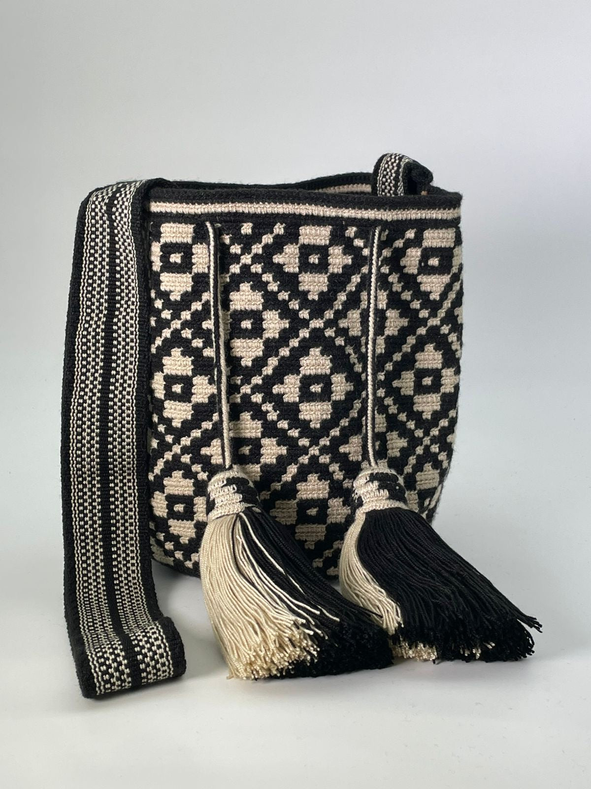Wayuu Medium Exclusive Design 22 x 21