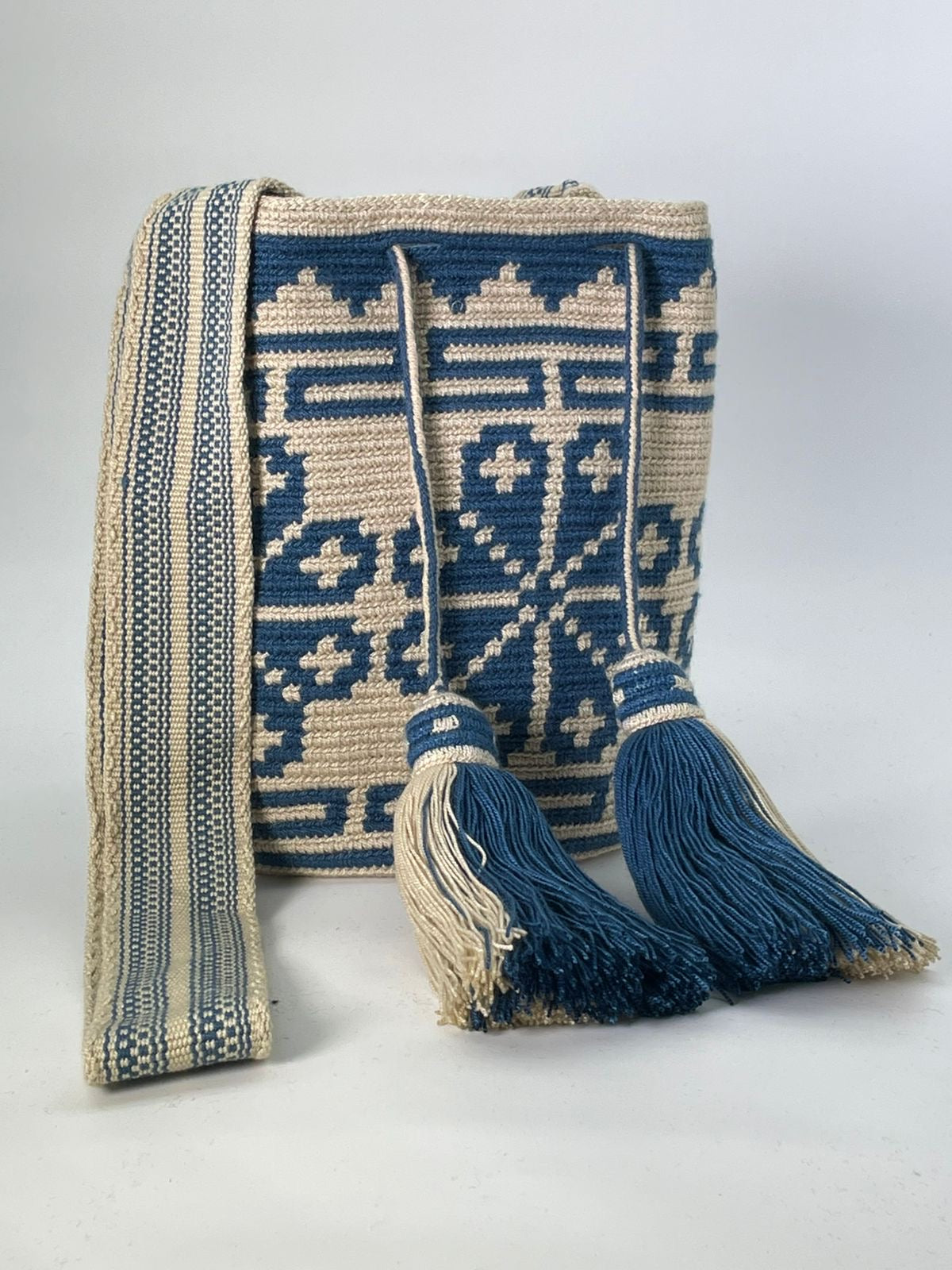 Wayuu Medium Exclusive Design 22 x 21