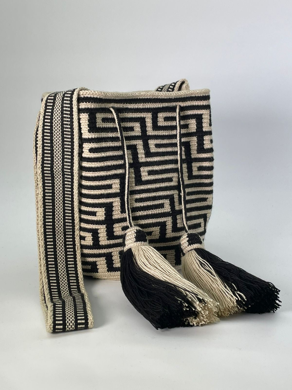 Wayuu Medium Exclusive Design 22 x 21