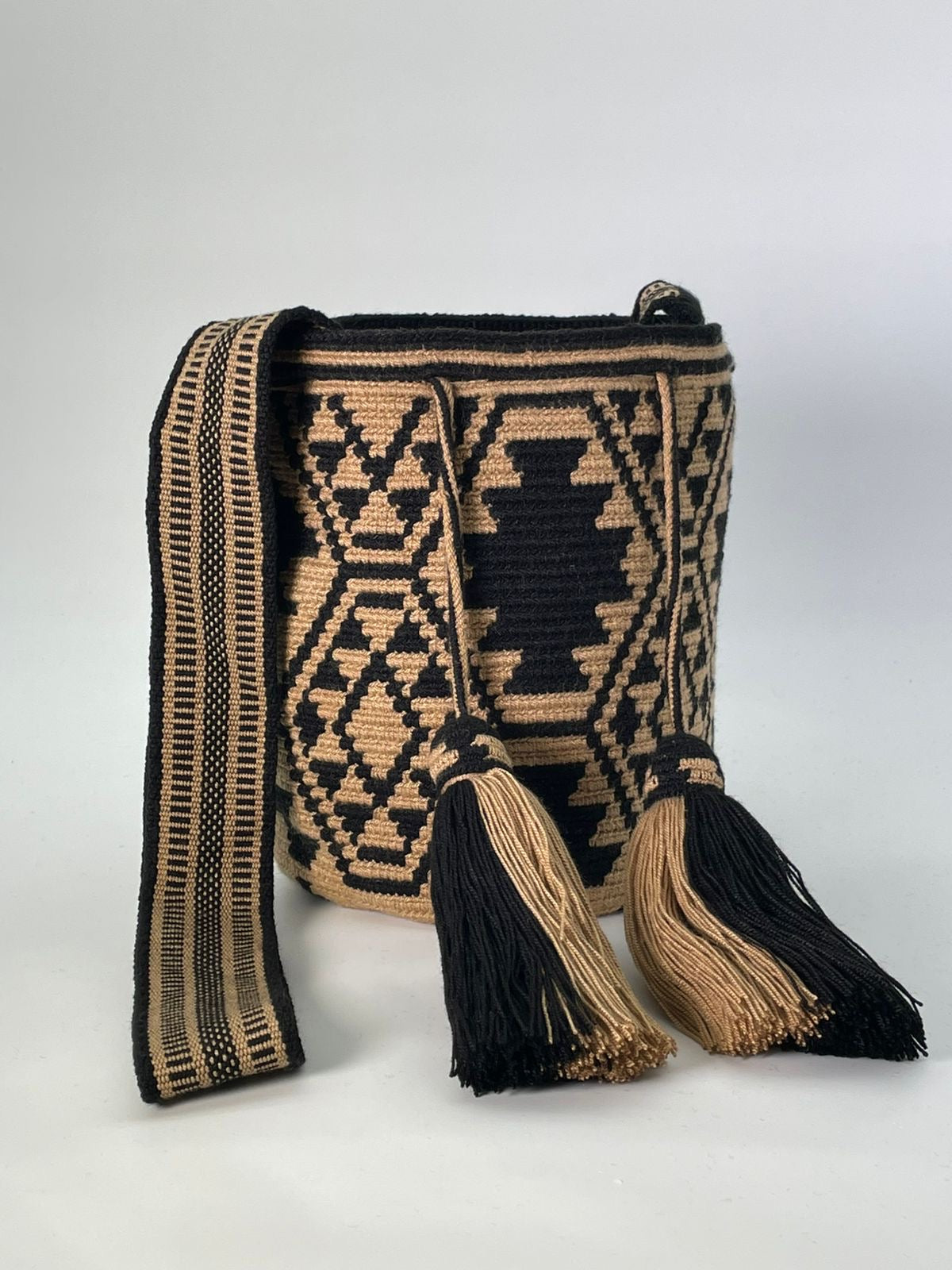 Wayuu Medium Exclusive Design 22 x 21