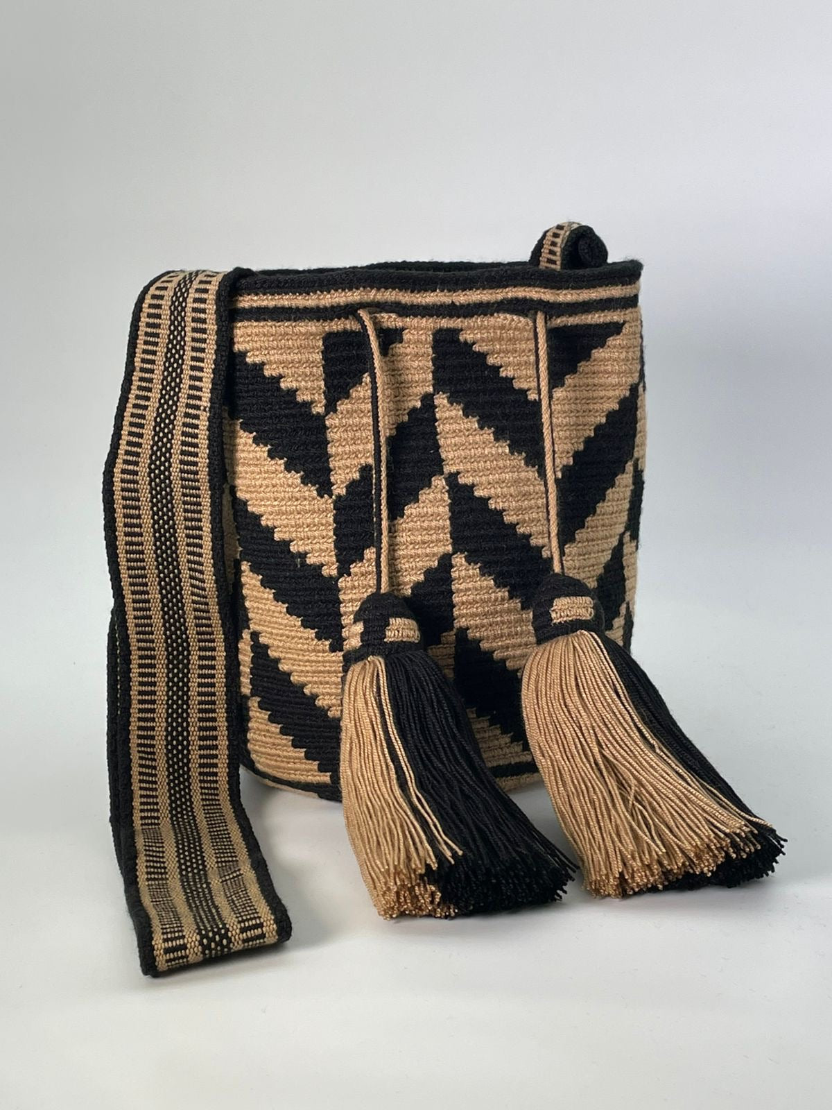 Wayuu Medium Exclusive Design 22 x 21