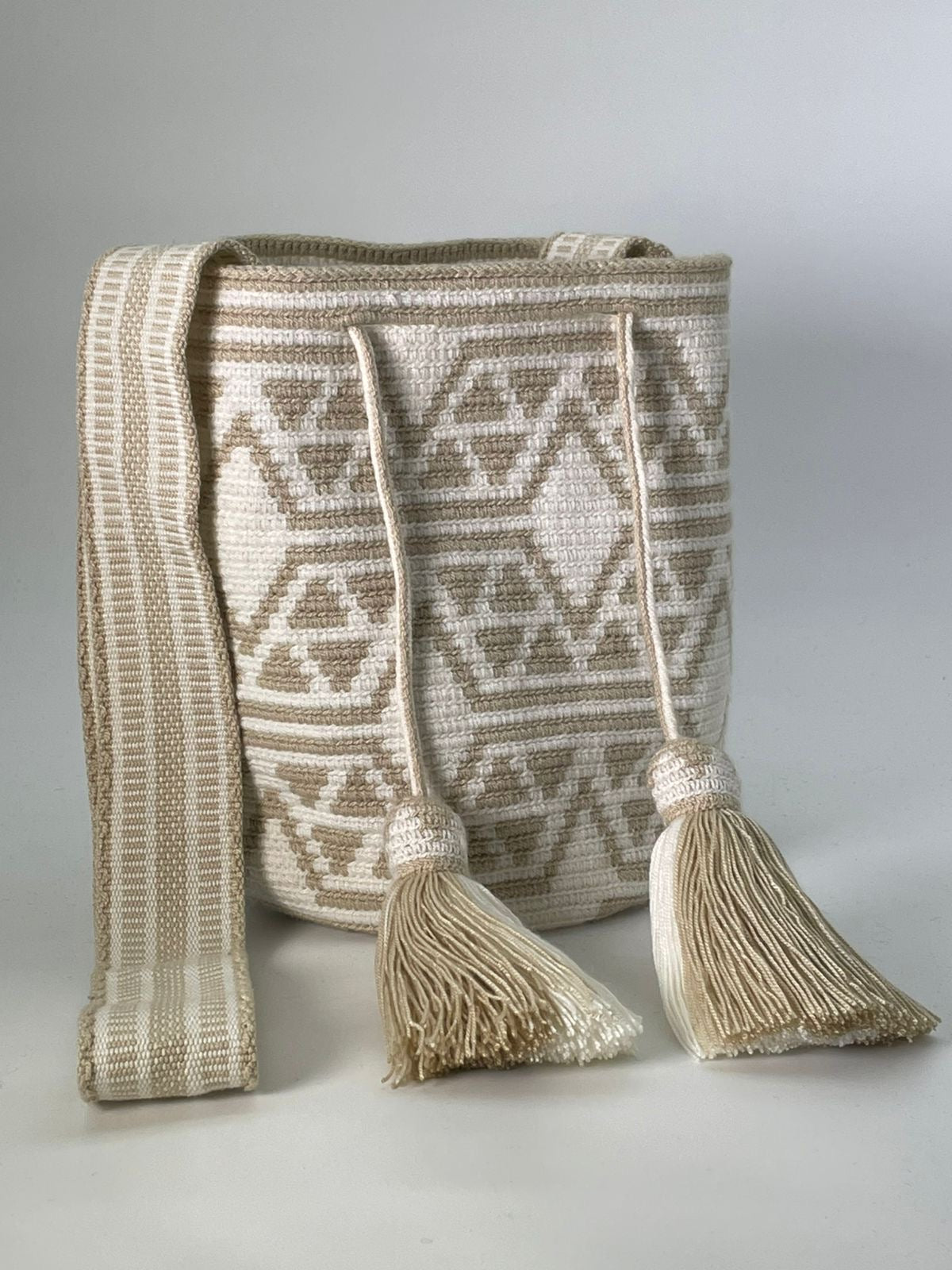 Wayuu Medium Exclusive Design 22 x 21