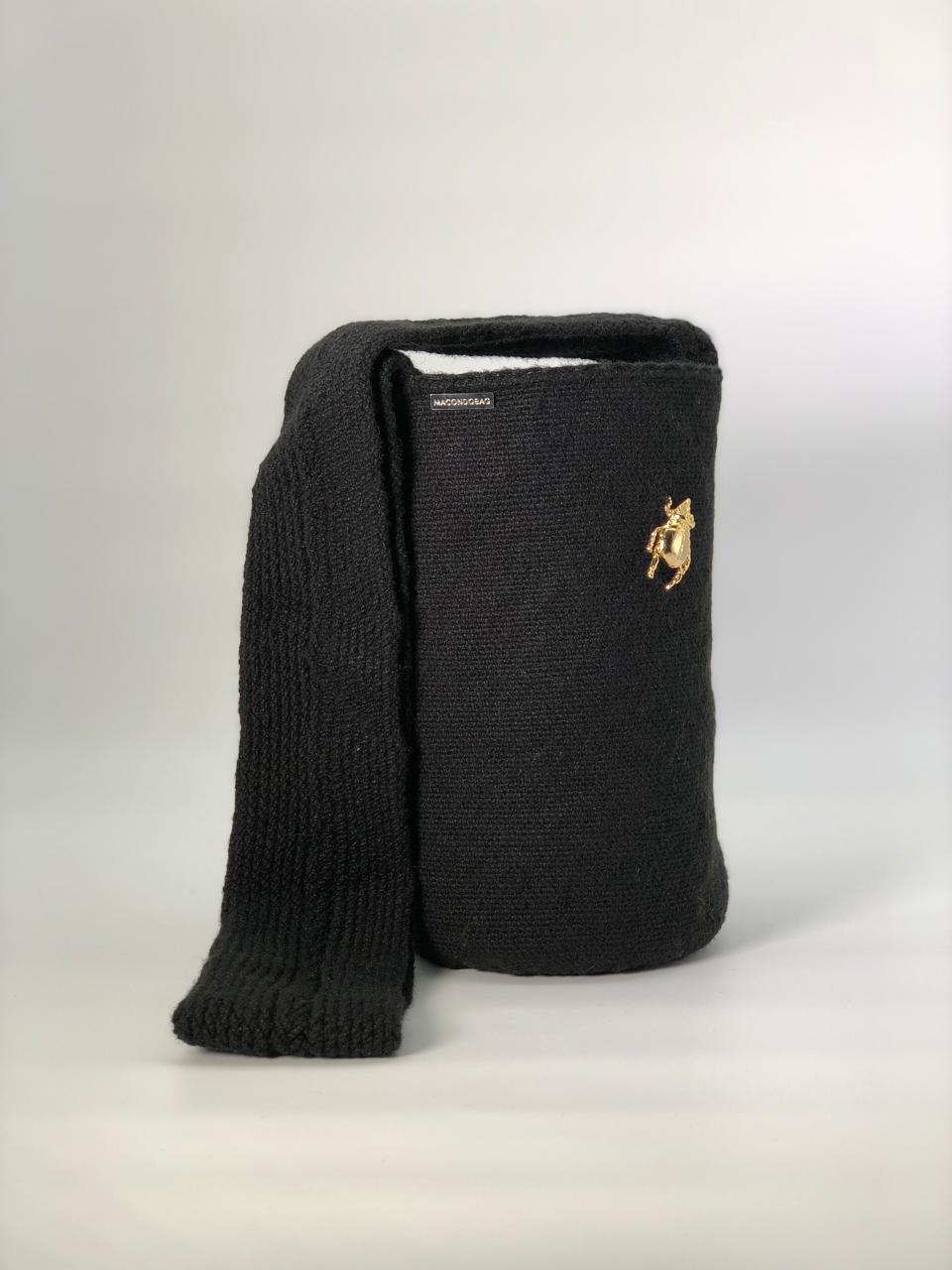 Exclusive Prendedor Unicolor Negra Mediana 27 x 24