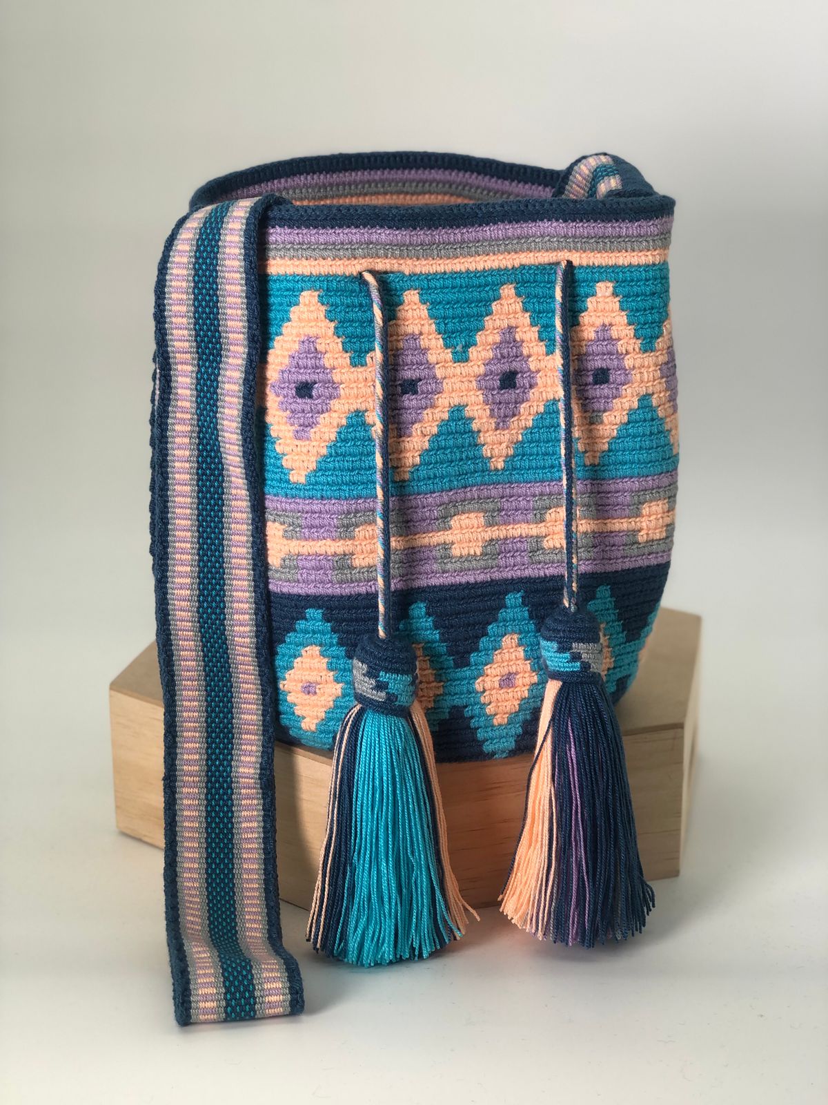 Wayuu Medium Exclusive Design 22 x 21