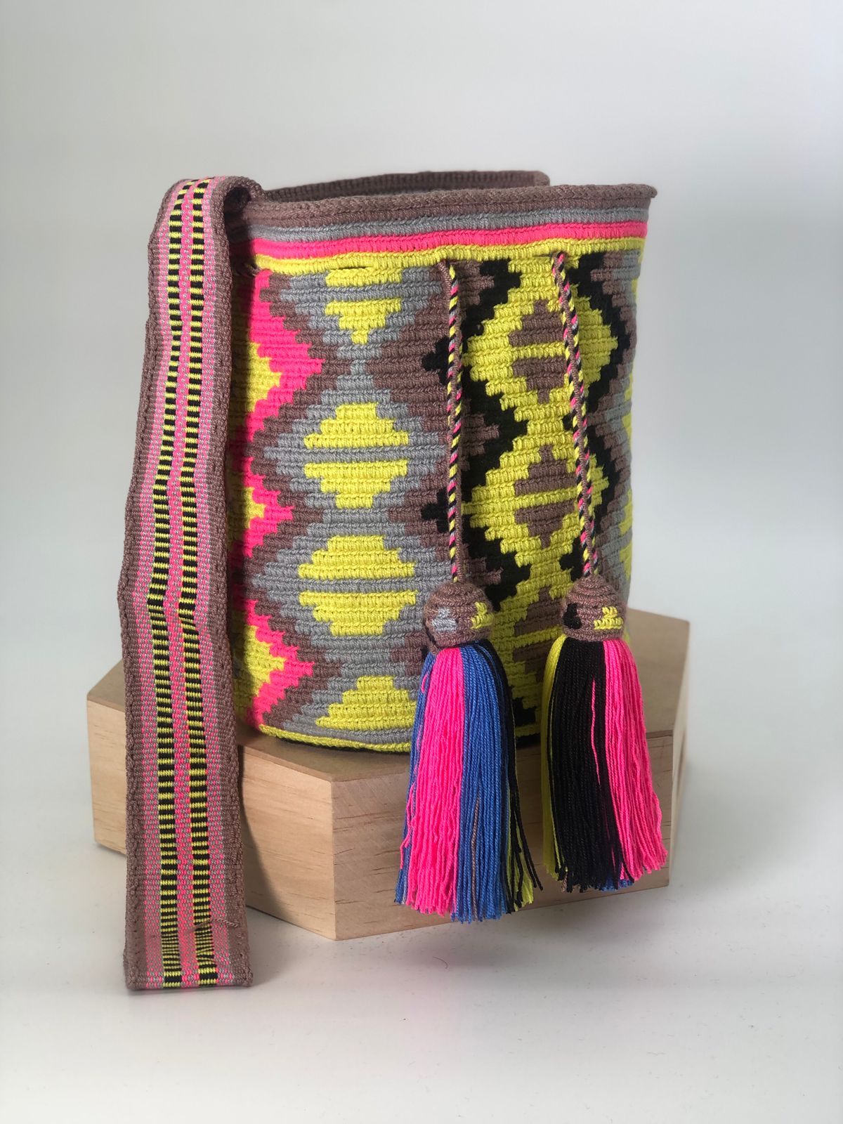 Wayuu Medium Exclusive Design 22 x 21