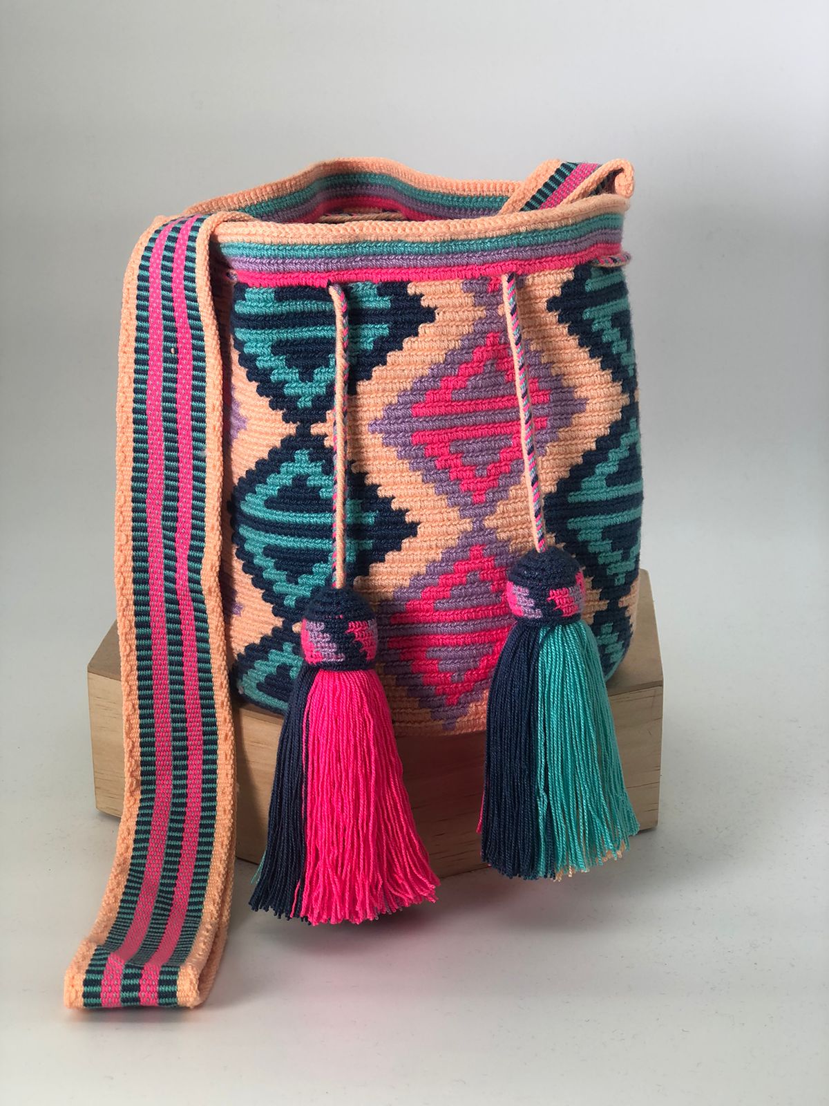 Wayuu Medium Exclusive Design 22 x 21