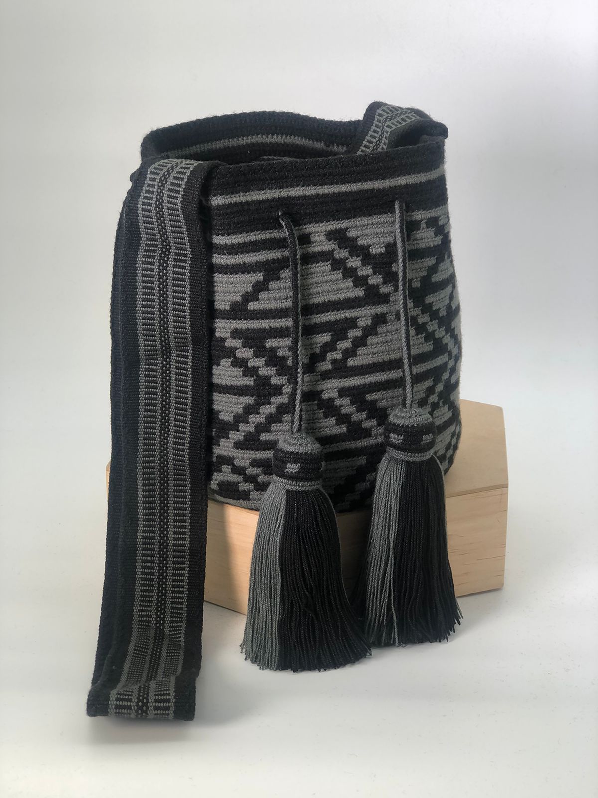 Wayuu Medium Exclusive Design 22 x 21