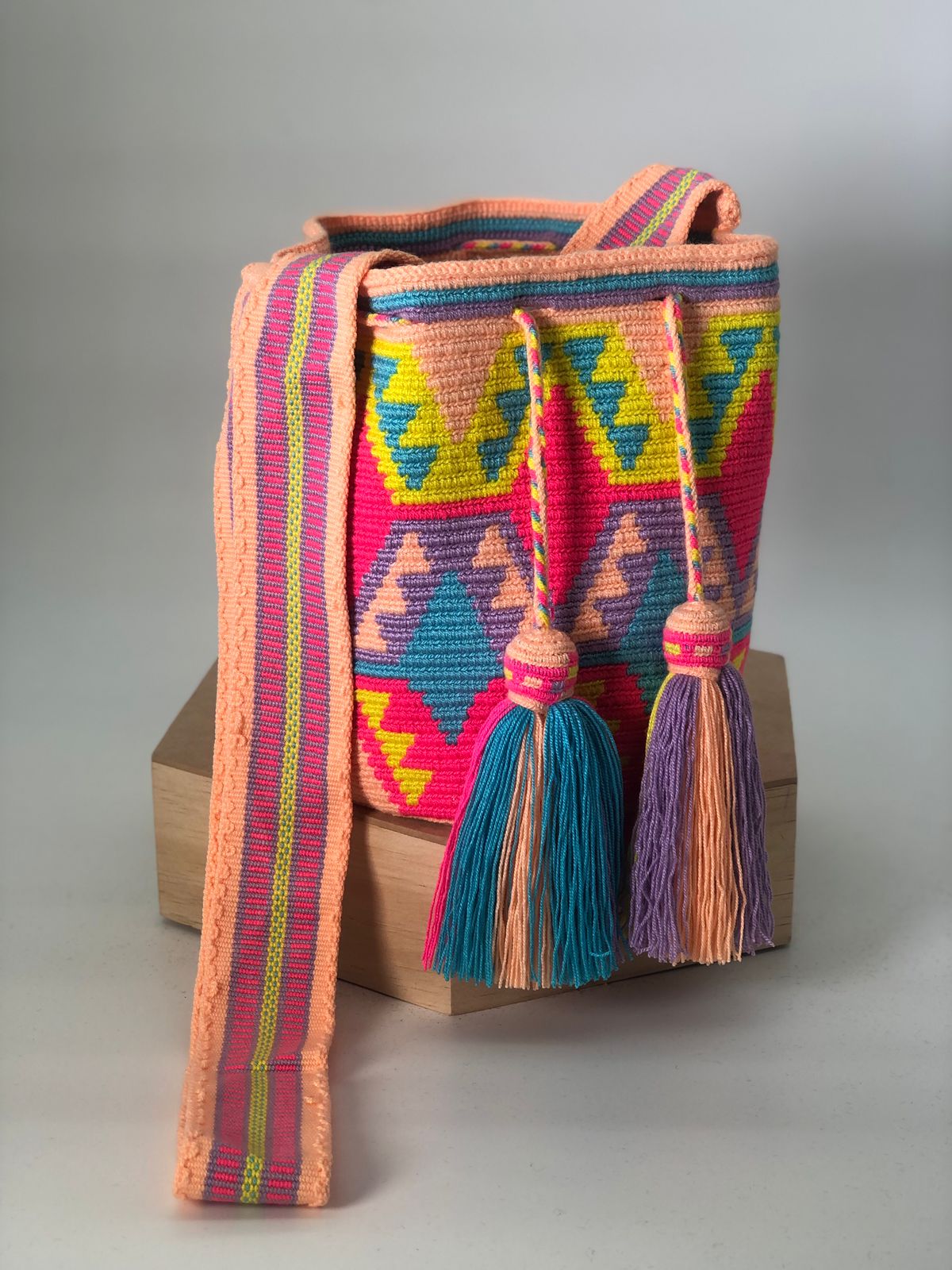 Wayuu Medium Exclusive Design 22 x 21