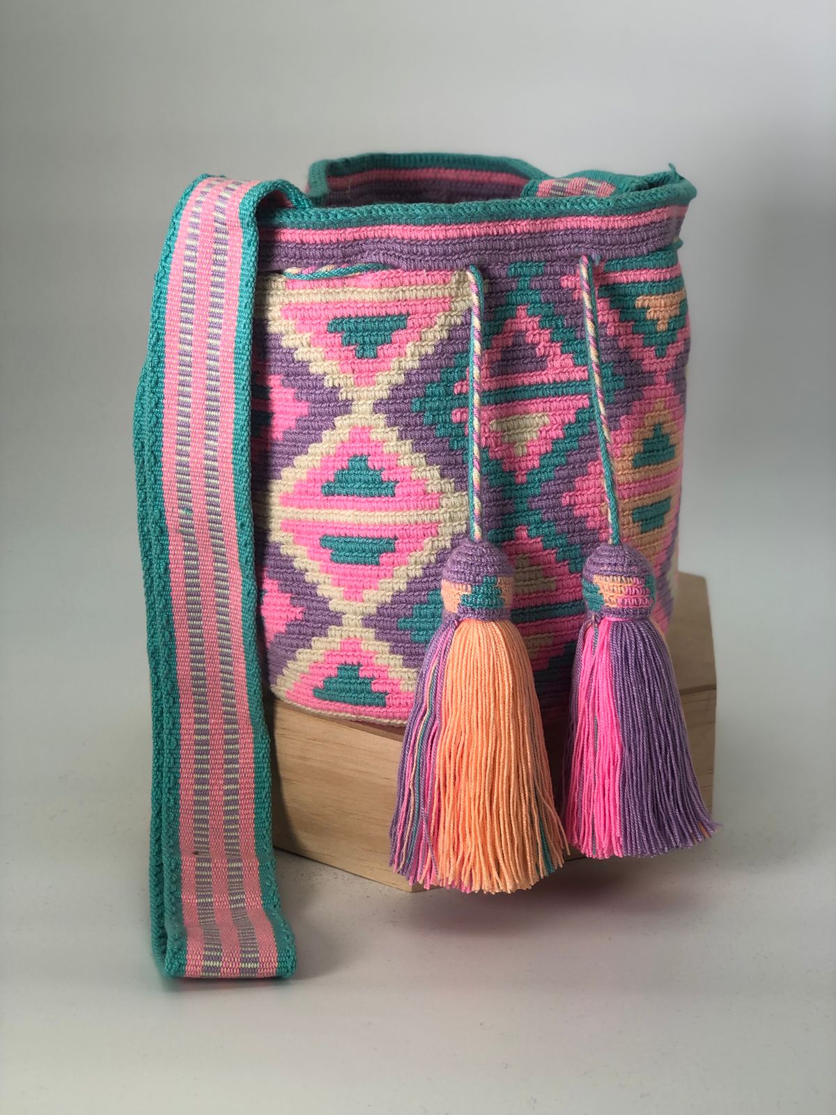 Wayuu Medium Exclusive Design 22 x 21