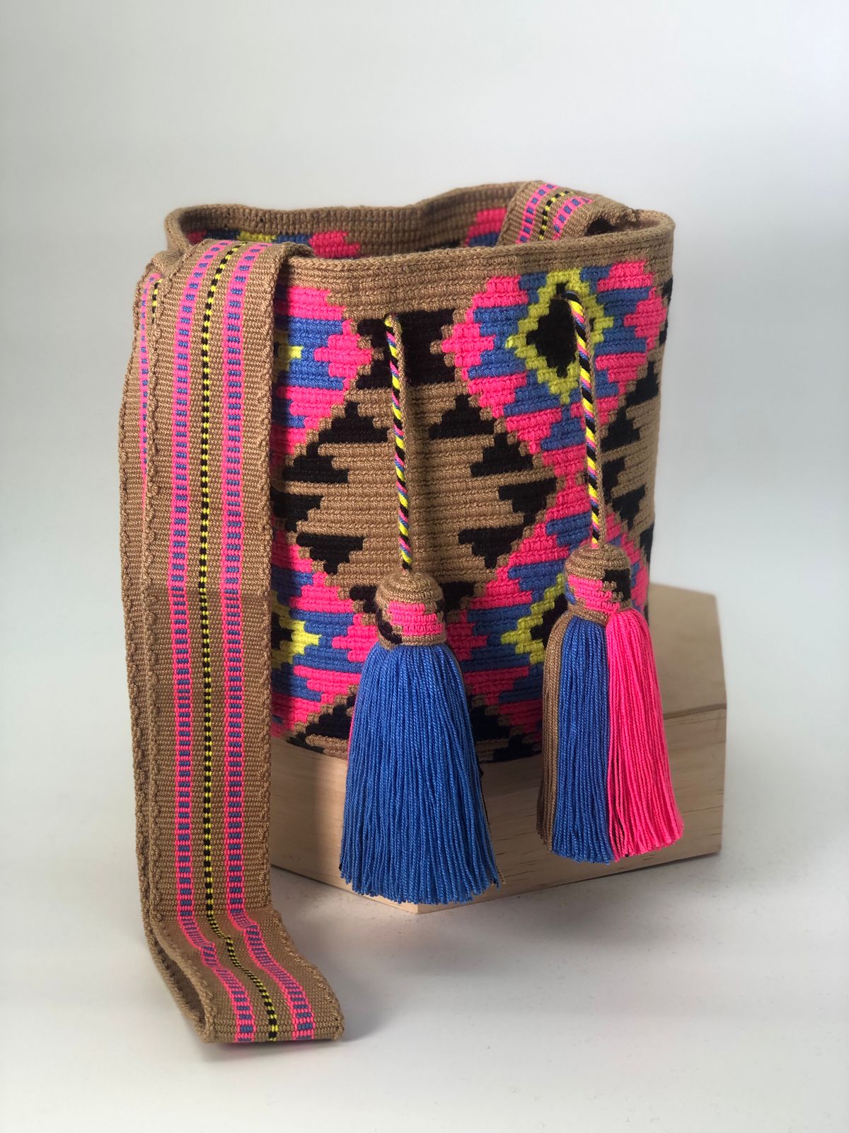 Wayuu Medium Exclusive Design 22 x 21