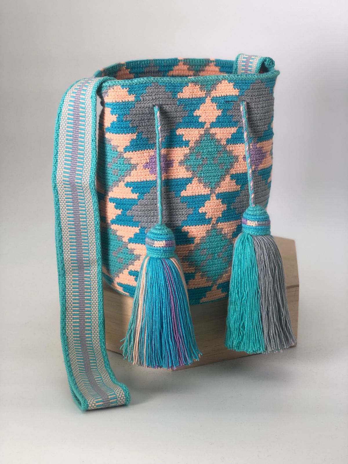 Wayuu Medium Exclusive Design 22 x 21