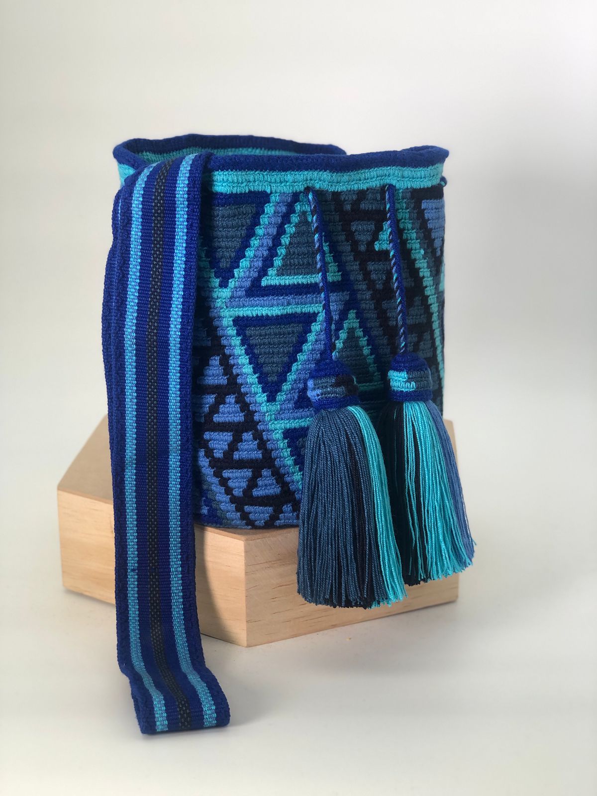 Wayuu Medium Exclusive Design 22 x 21