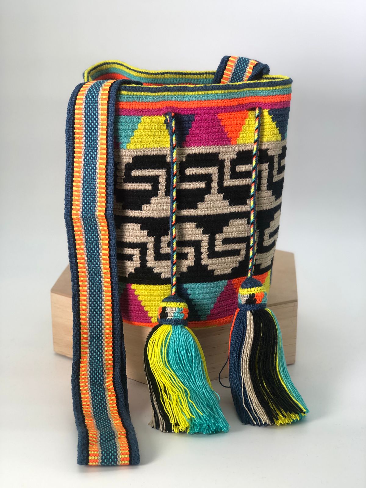 Wayuu Medium Exclusive Design 22 x 21
