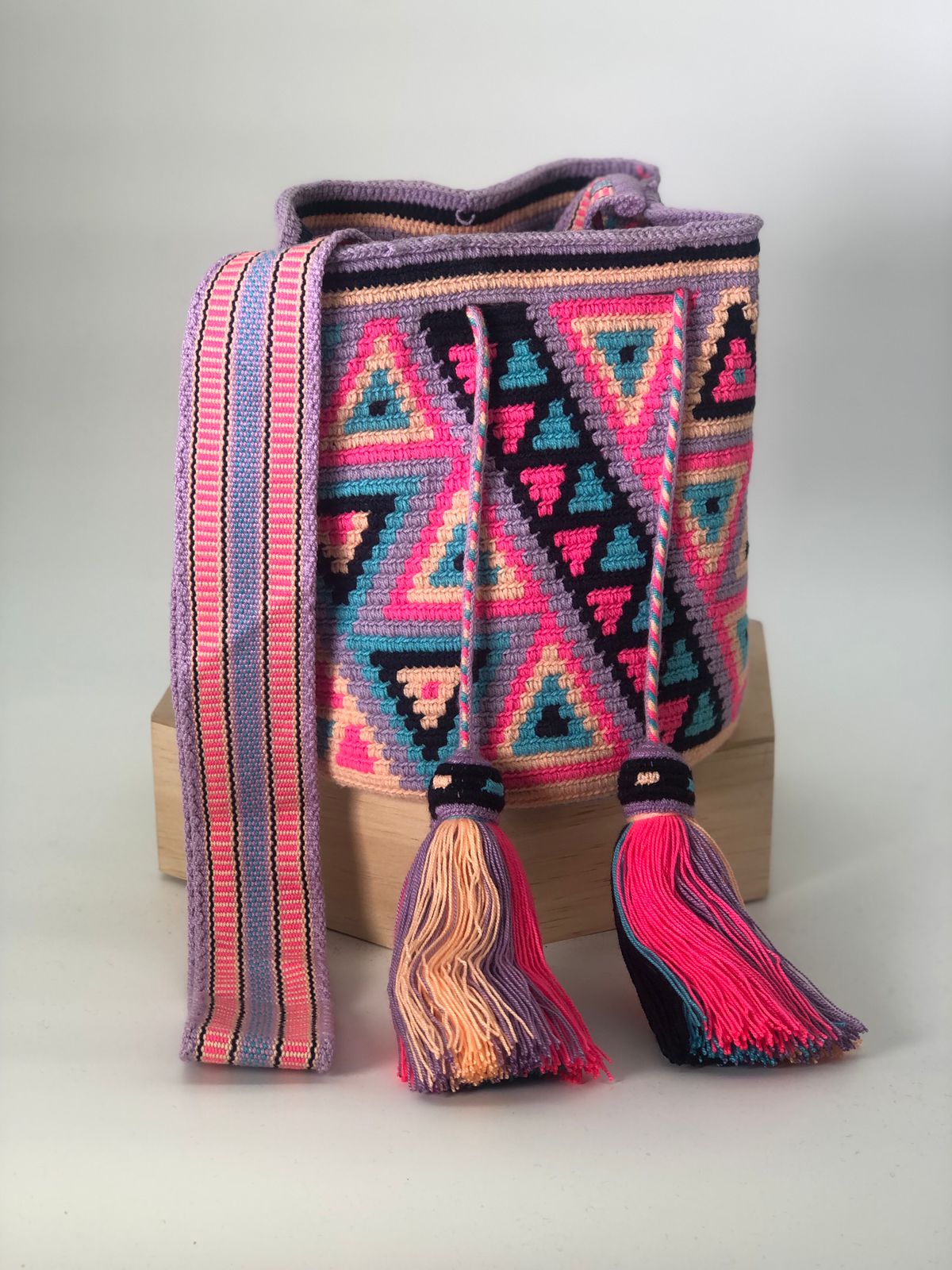 Wayuu Medium Exclusive Design 22 x 21
