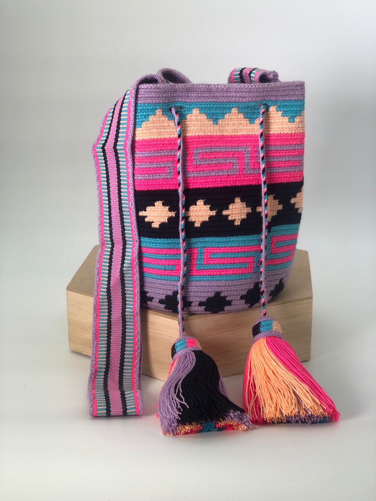 Wayuu Medium Exclusive Design 22 x 21