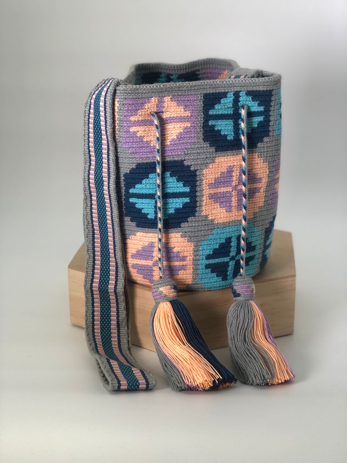 Wayuu Medium Exclusive Design 22 x 21