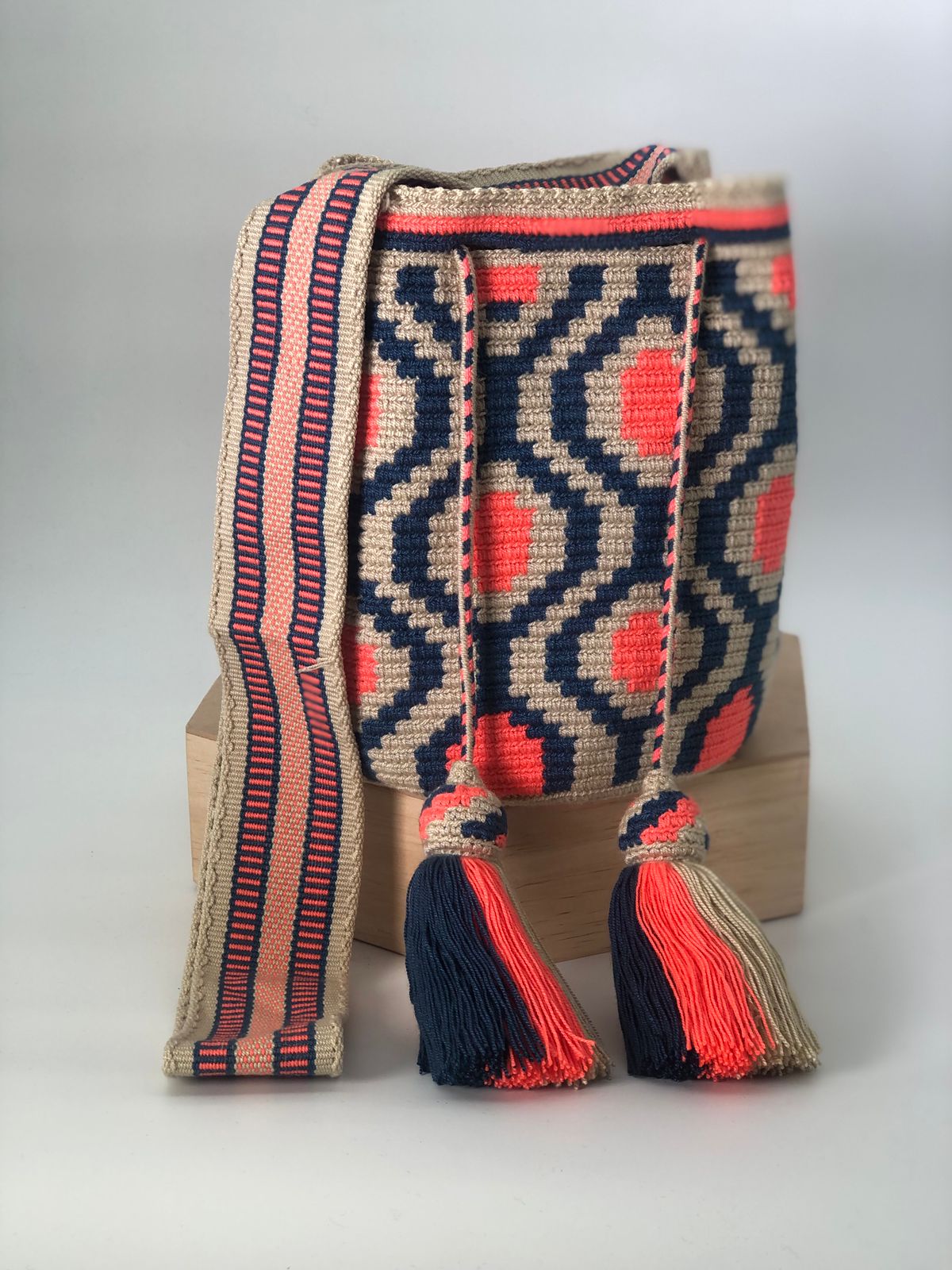 Wayuu Medium Exclusive Design 22 x 21