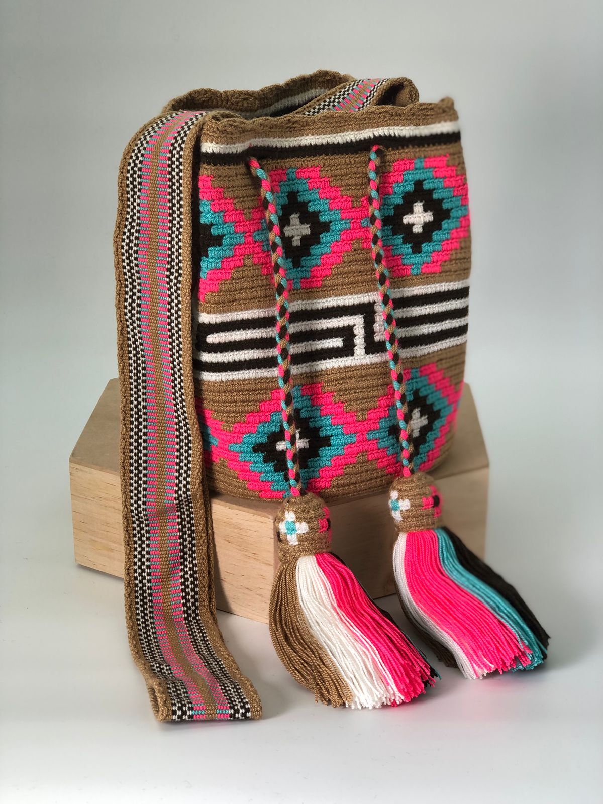 Wayuu Medium Exclusive Design 22 x 21